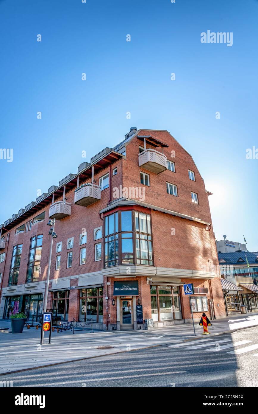 UMEA, SCHWEDEN - 10. JUNI 2020: Das schöne alte Gebäude des berühmten Library Cafe in der Innenstadt von Umea Stadt. Früher sonniger Sommermorgen, Sonne scheint dahinter Stockfoto