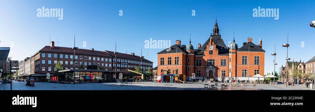 UMEA, SCHWEDEN - 10. JUNI 2020: Panoramaporama des zentralen Platzes in Umea - Rathaus am Radhustorget - schöne Mischung aus alter Architektur. Frühe Sonne Stockfoto