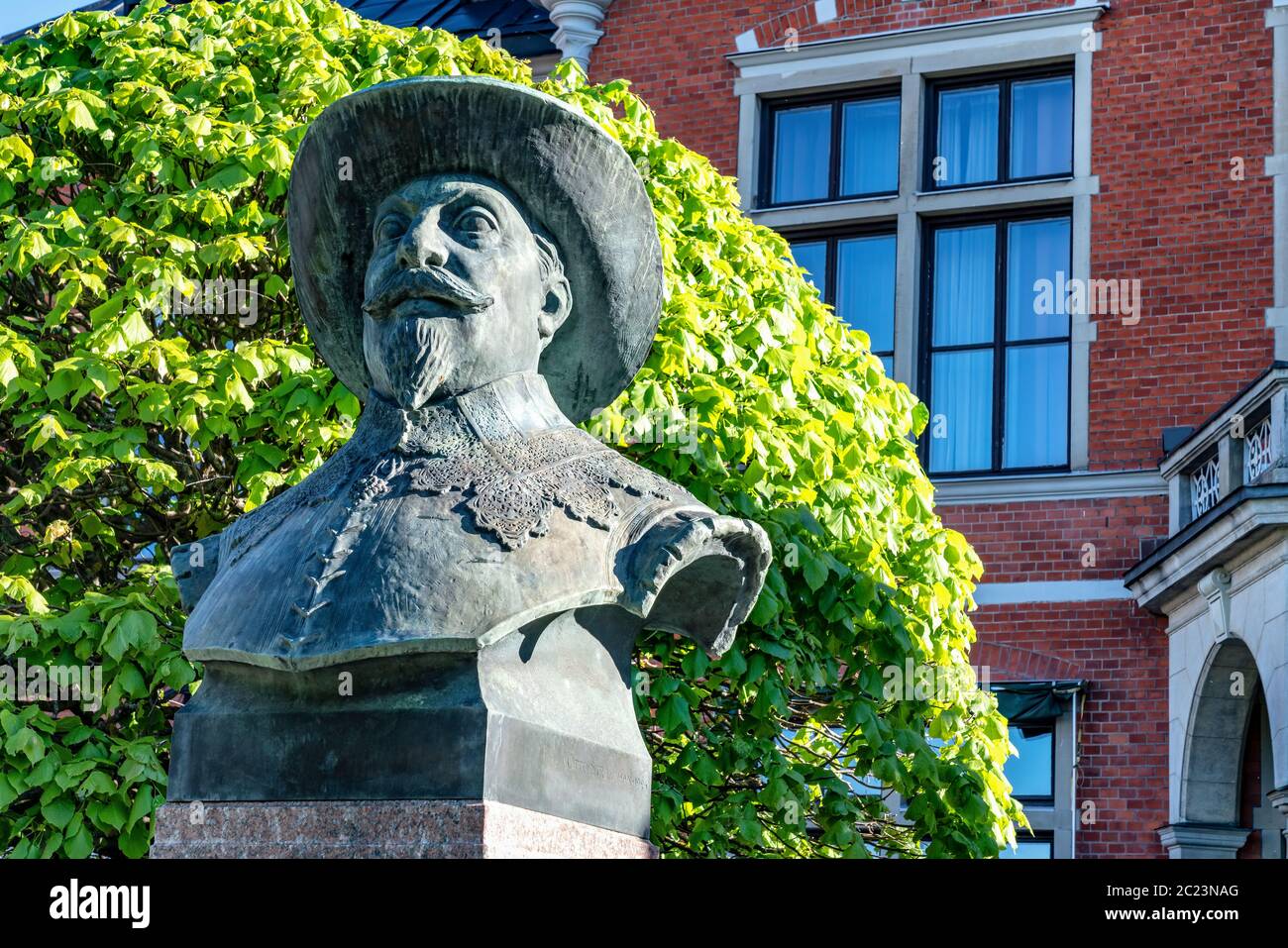 UMEA, SCHWEDEN - 10. JUNI 2020: Büste von Umea's Gründer Gustav II Adolf aus Bronze. Vor dem Rathaus, Vasterbotten, Seitenansicht Stockfoto