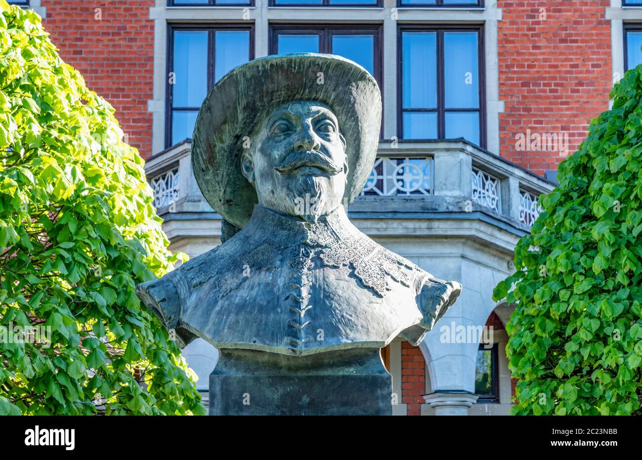 UMEA, SCHWEDEN - 10. JUNI 2020: Büste von Umea's Gründer Gustav II Adolf aus Bronze. Vor dem Rathaus, Vasterbotten, Vorderansicht Stockfoto