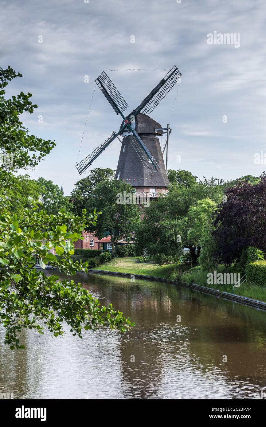 Dreistöckige Windmühle in Hinte, Niedersächsische Mühlenstraße, Ostfriesland, Deutschland Stockfoto