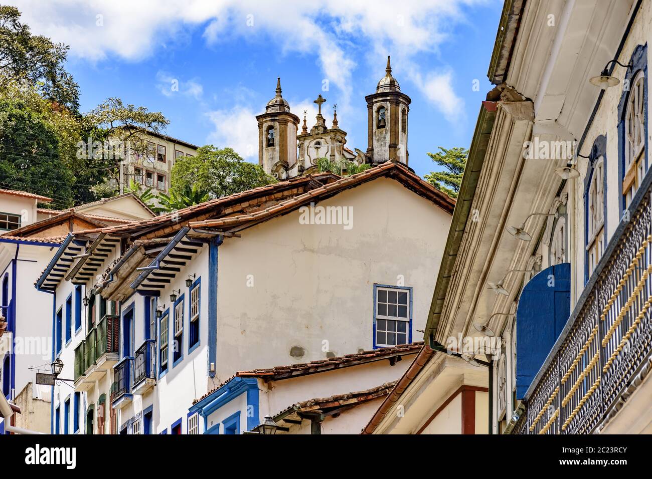 Kolonialhäuser von Ouro Preto Stadt mit Kirche im Hintergrund Stockfoto