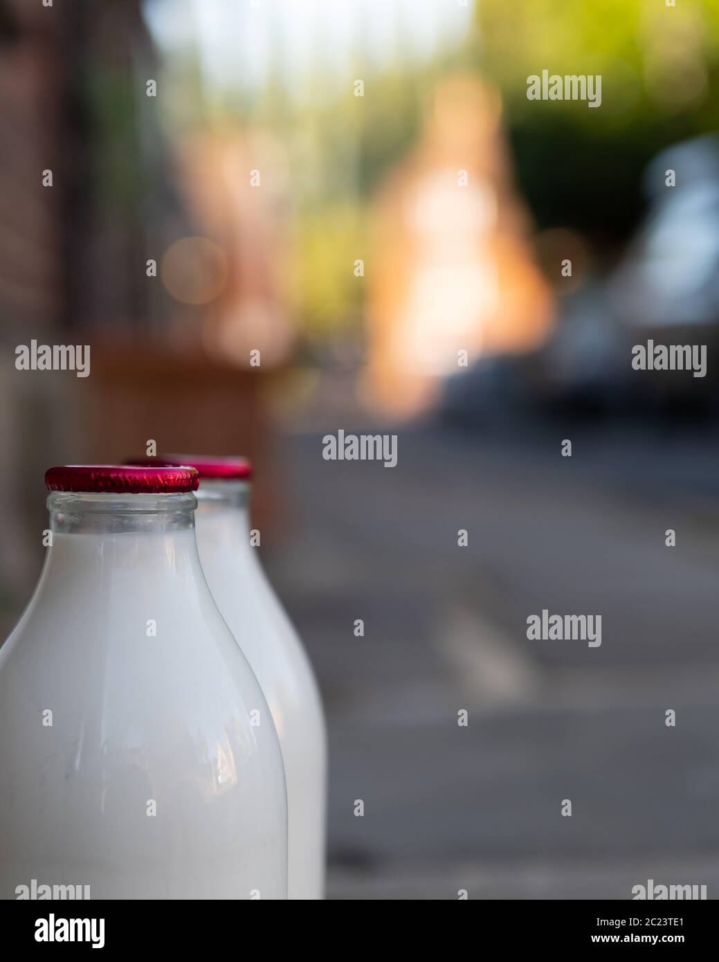 Nahaufnahme von Milchflaschen mit geringer Feldtiefe vor der Haustür Stockfoto