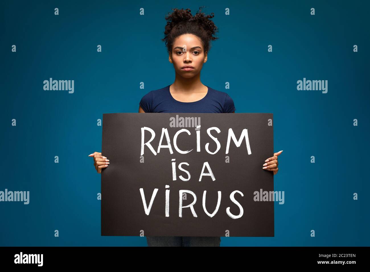 Schwarze Frau hält Demonstrationsplakard Rassismus ist ein Virus Stockfoto