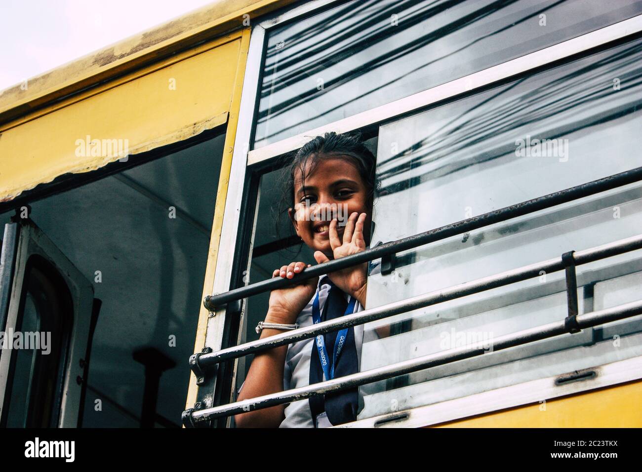 Pokhara Nepal October 4, 2018 Portrait von Kindern, die in einem traditionellen nepalesischen Schulbus in Pokhara am Nachmittag aus der Schule kommen Stockfoto