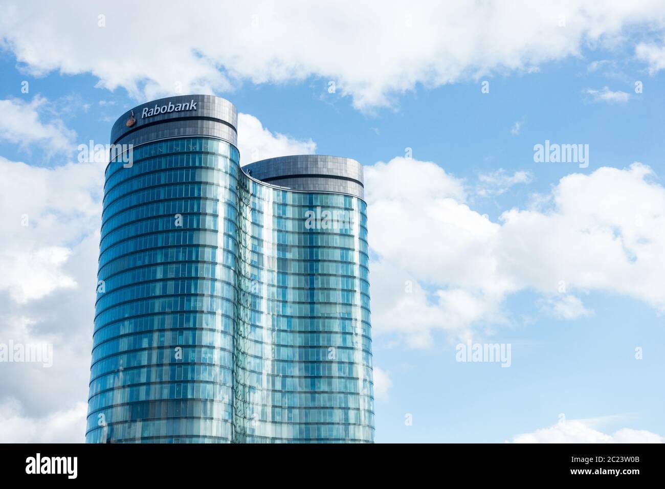 UTRECHT / NIEDERLANDE - 8. MÄRZ 2019: Fassade mit blauem Himmel der niederländischen Bank Rabobank Hauptsitz mit dem Spitznamen Fernglas Stockfoto