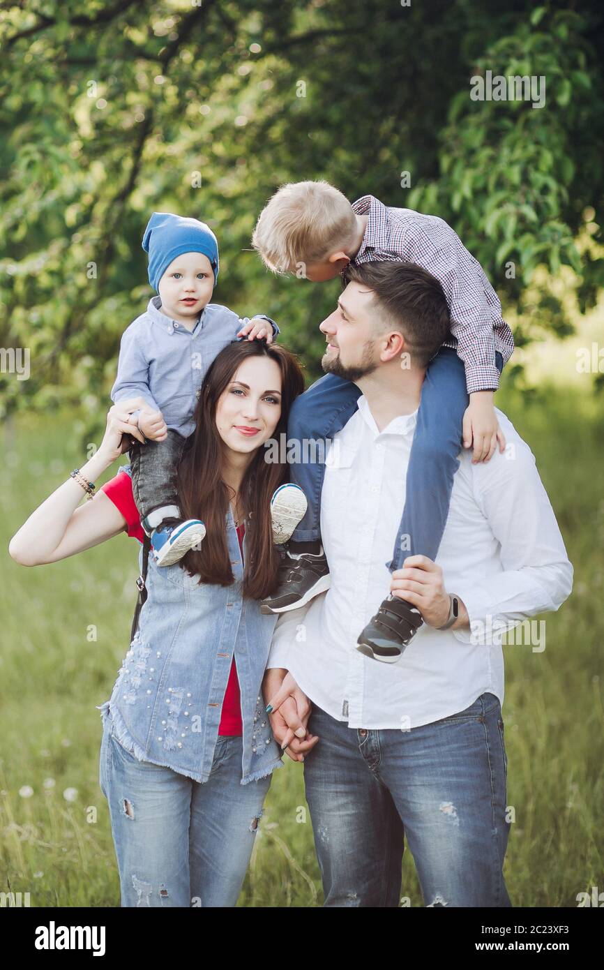 Freudige Familie, Spaß im Freien, mit Blick auf die Kamera und im Sommer Park posieren. Stockfoto