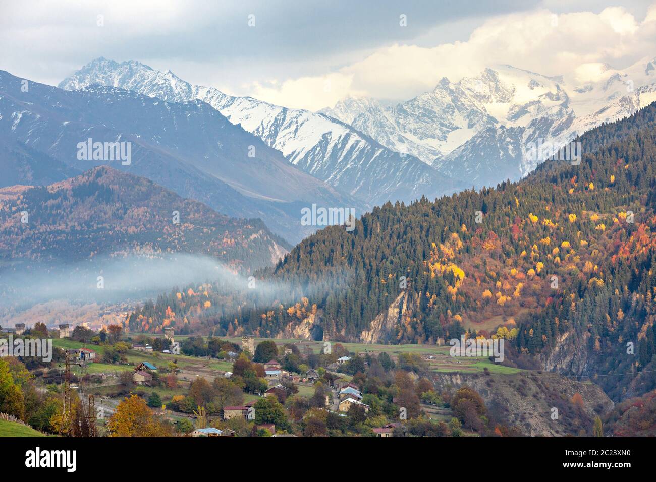 Herbstfarben in den Kaukasus-Bergen, Georgien Stockfoto