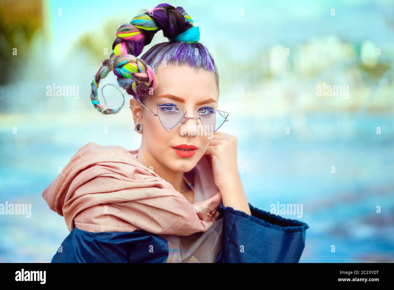 Portrait von schönen Hipster Teenager-Mädchen mit funky Frisur Stockfoto