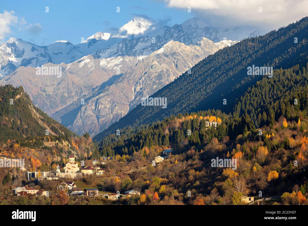 Blick auf das Kaukasus-Gebirge und die Mestia-Kirche in Georgien Stockfoto