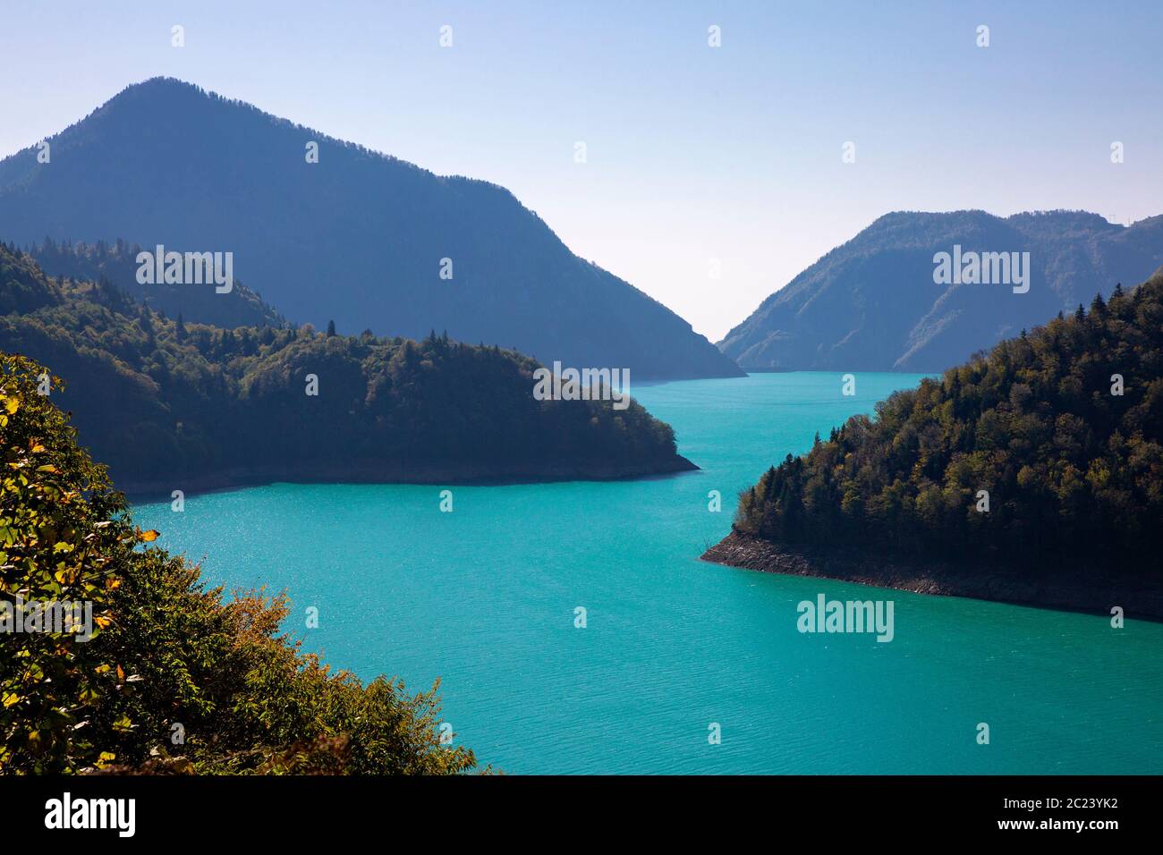 Enguri See im Kaukasus, in Georgien Stockfoto