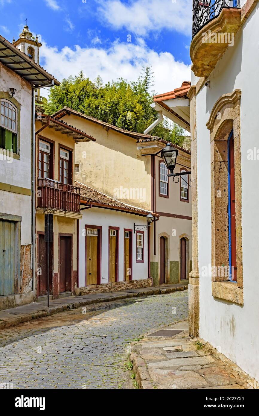 Fassade von alten Häusern in Kolonialarchitektur in Ouro Preto gebaut Stockfoto