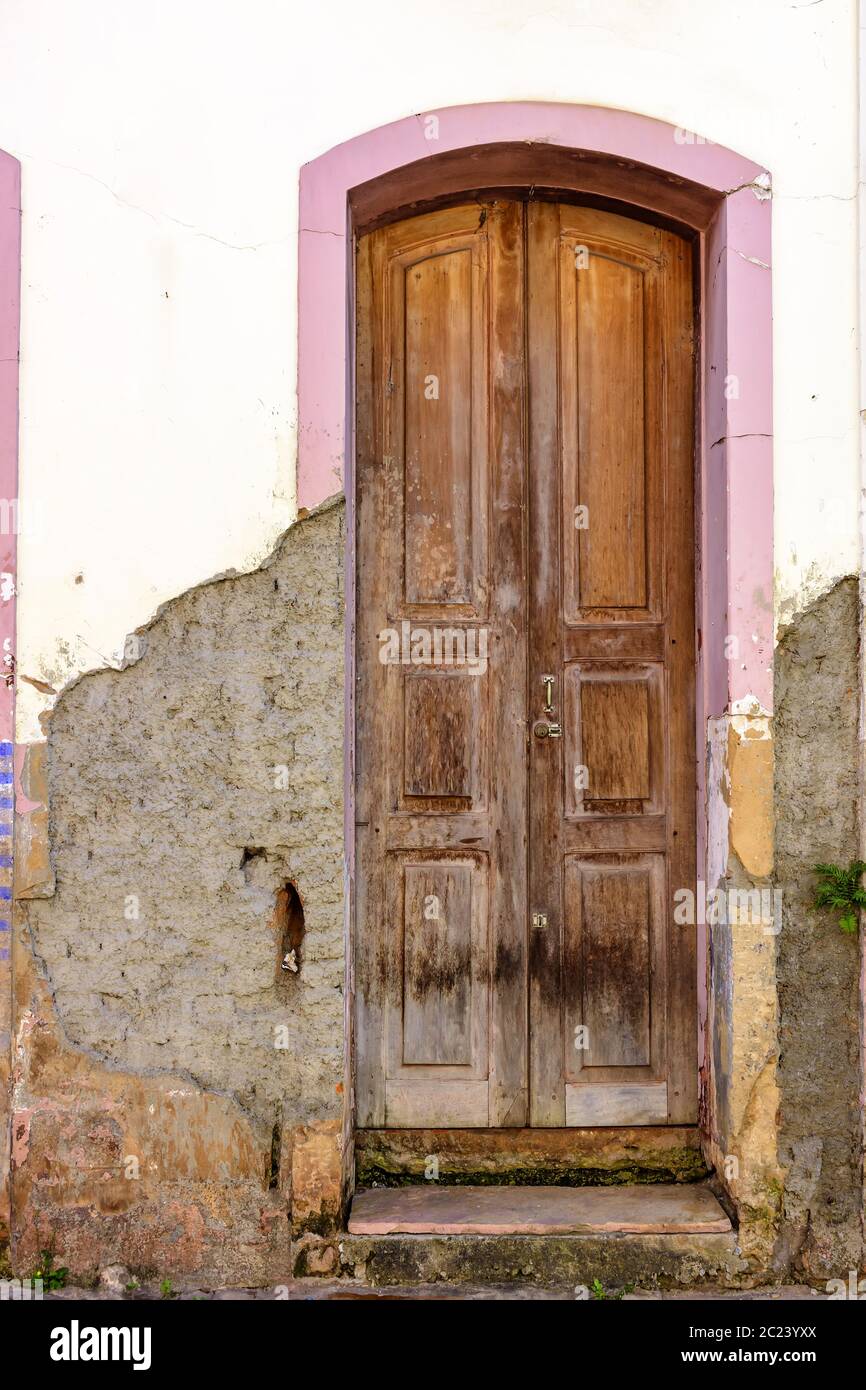 Alte Holztür im Kolonialstil gealtertes Haus Stockfoto