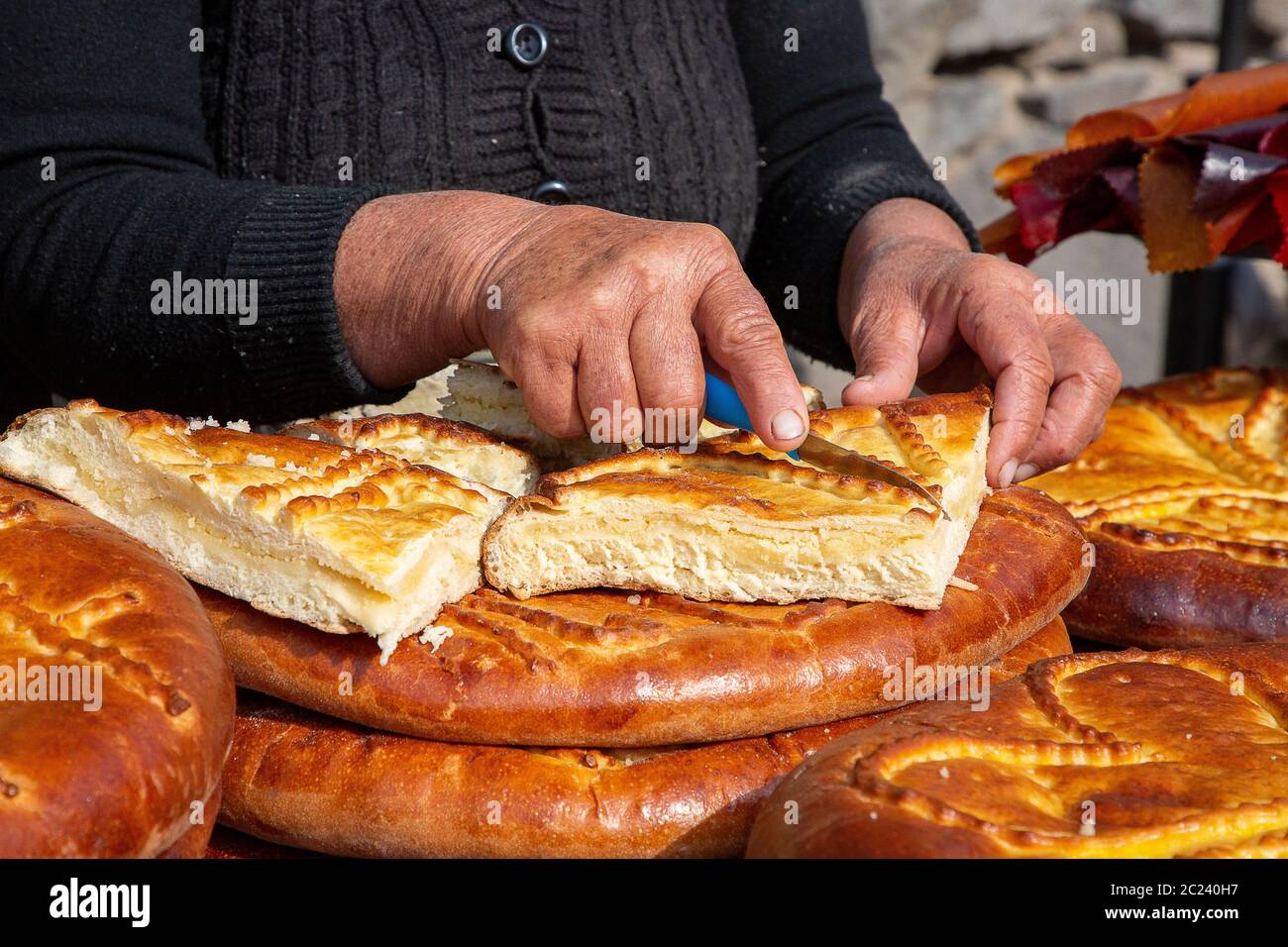 Schneiden armenischen Brot bekannt als Gata Brot, Armenien Stockfoto
