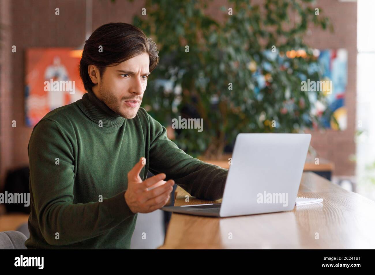 Wütend Mann Blick auf Laptop-Bildschirm, Probleme mit Job Stockfoto