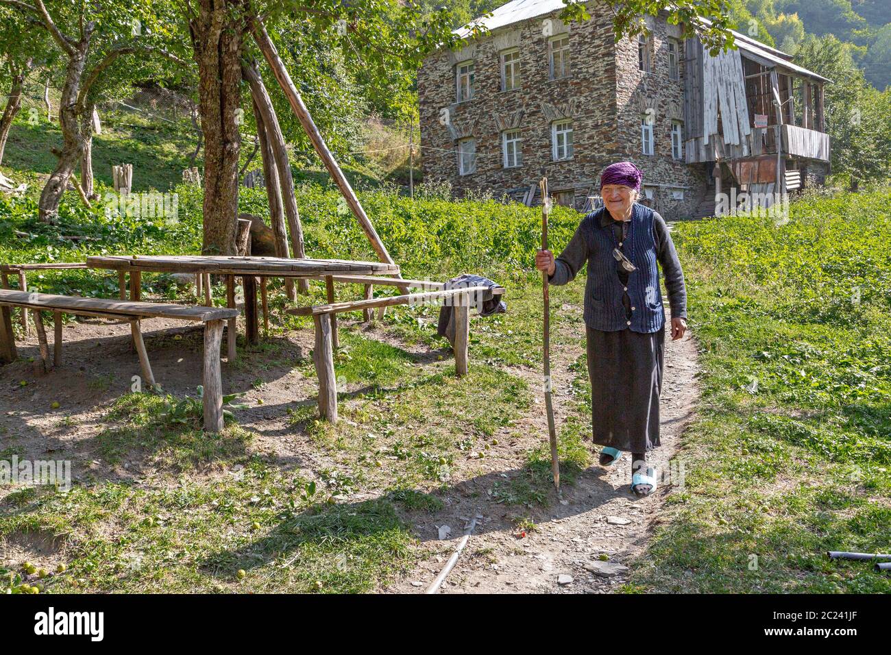 Georgische Dame im Dorf zu Fuß, in Ushguli, Georgien Stockfoto