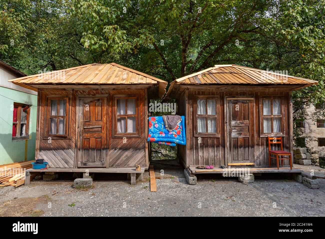 Holzhütten im Kaukasus, Georgien Stockfoto