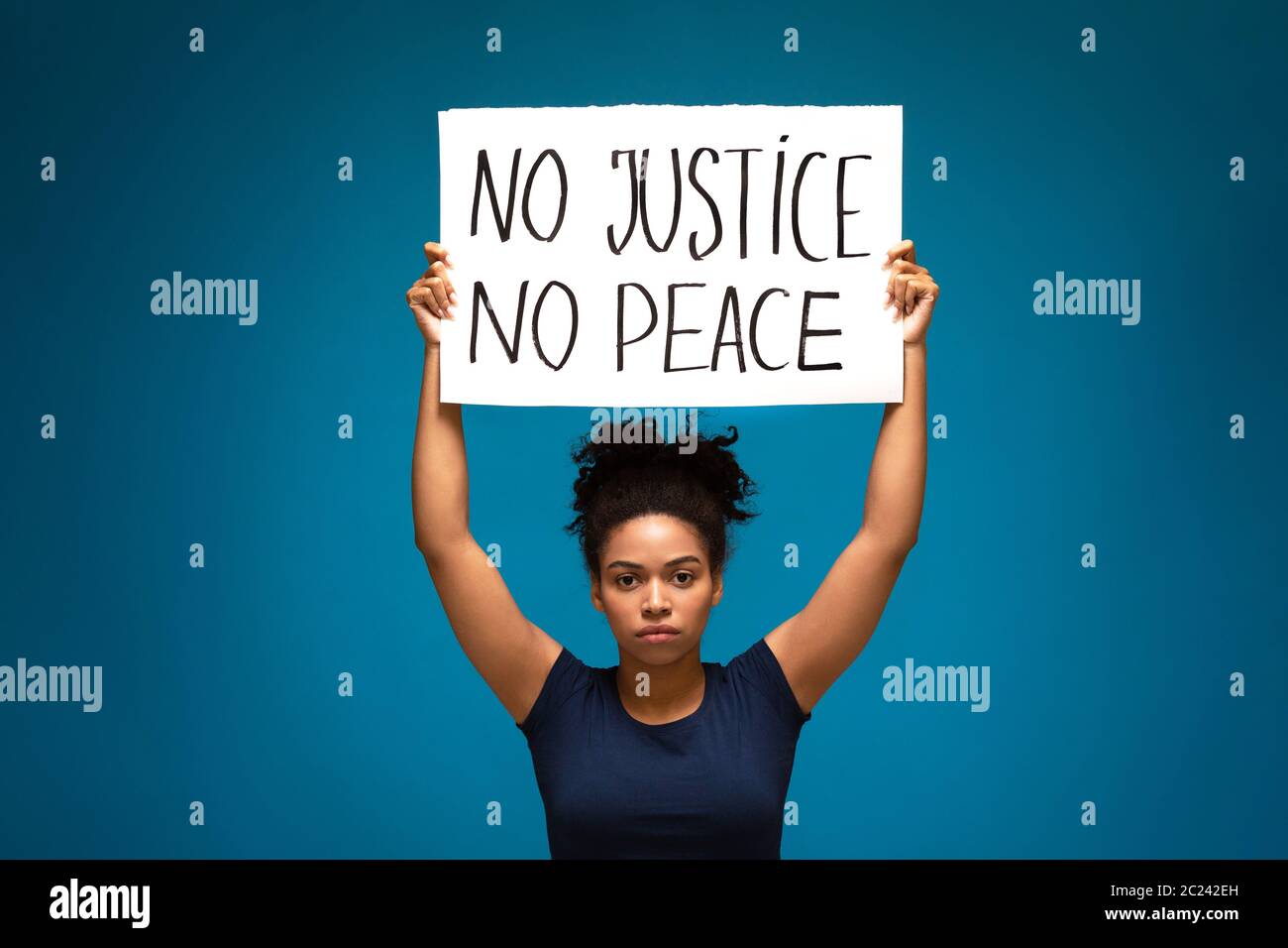 Schwarze Frau mit Plakat No Justice No Peace auffällig Stockfoto