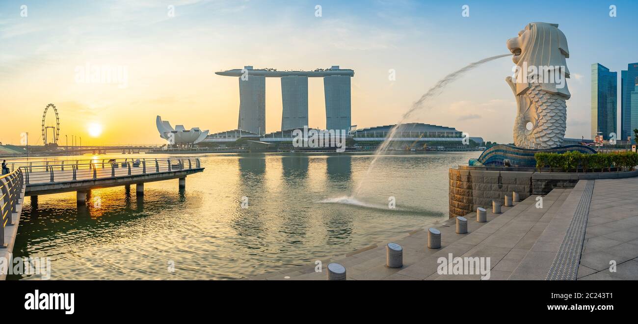 Panoramablick auf den Merlion Park mit Sonnenaufgang in Singapur, Singapur Stockfoto