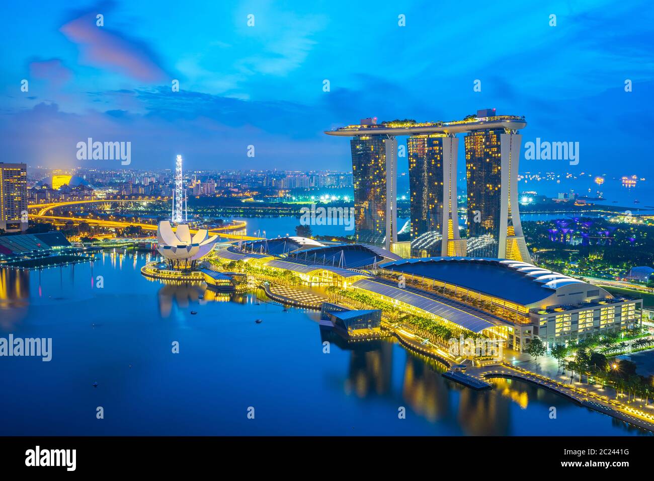 Nacht der Skyline von Singapur mit Blick auf Marina Bay Stockfoto