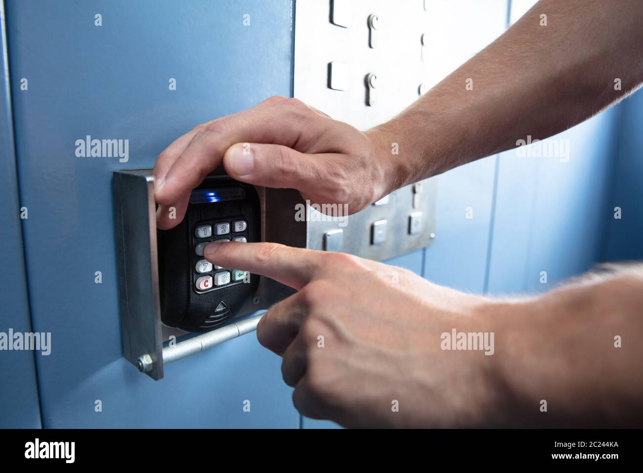 Nahaufnahme von einer Person mit dem Finger drücken Eingabe Stock Code innerhalb Aufzug Stockfoto