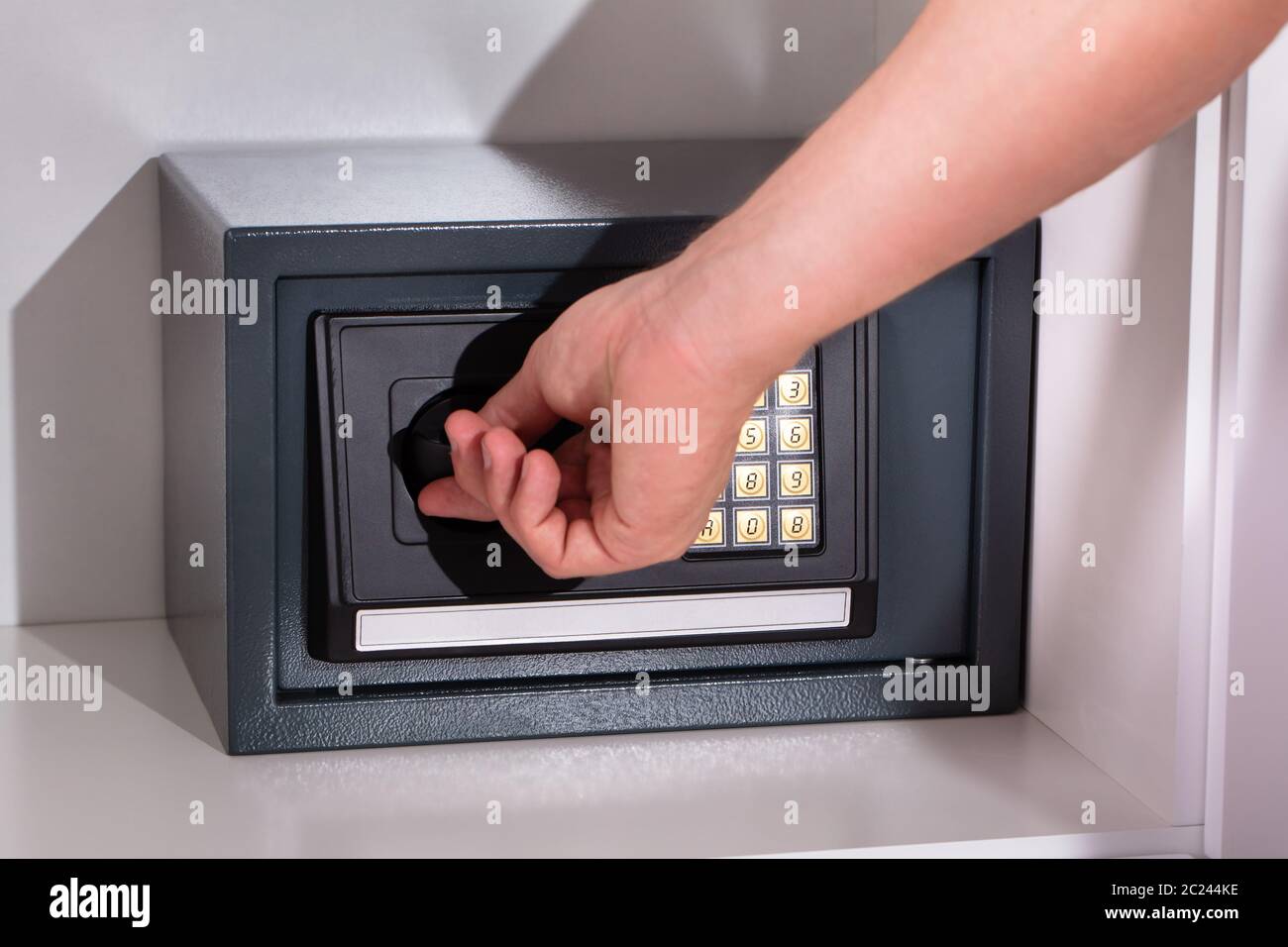 Eines Mannes Hand öffnen Safe Stockfoto