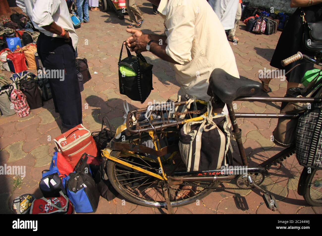 Dabbawala Lieferung von Heißnahrungsmittelboxen am Churchgate Railway Station in Mumbai (Bombay), Indien. Ein sehr effizienter traditioneller Lieferservice Stockfoto