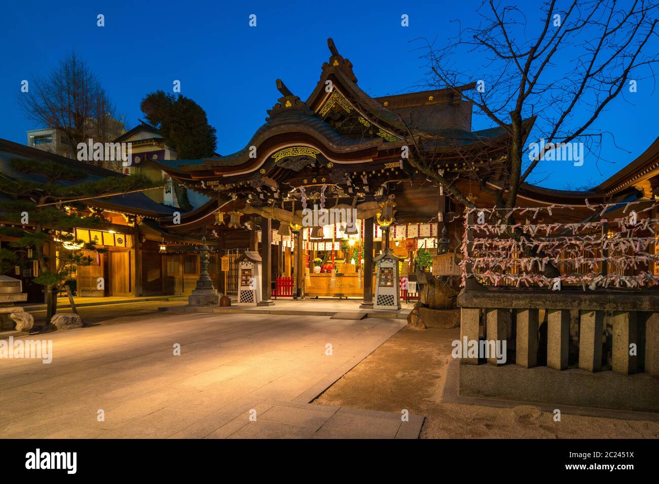 Kushida-Schrein bei Nacht in Hakata, Fukuoka, Japan Stockfoto