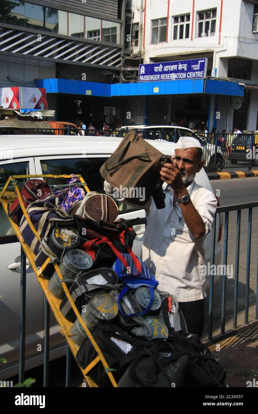 Dabbawala Lieferung von Heißnahrungsmittelboxen am Churchgate Railway Station in Mumbai (Bombay), Indien. Ein sehr effizienter traditioneller Lieferservice Stockfoto