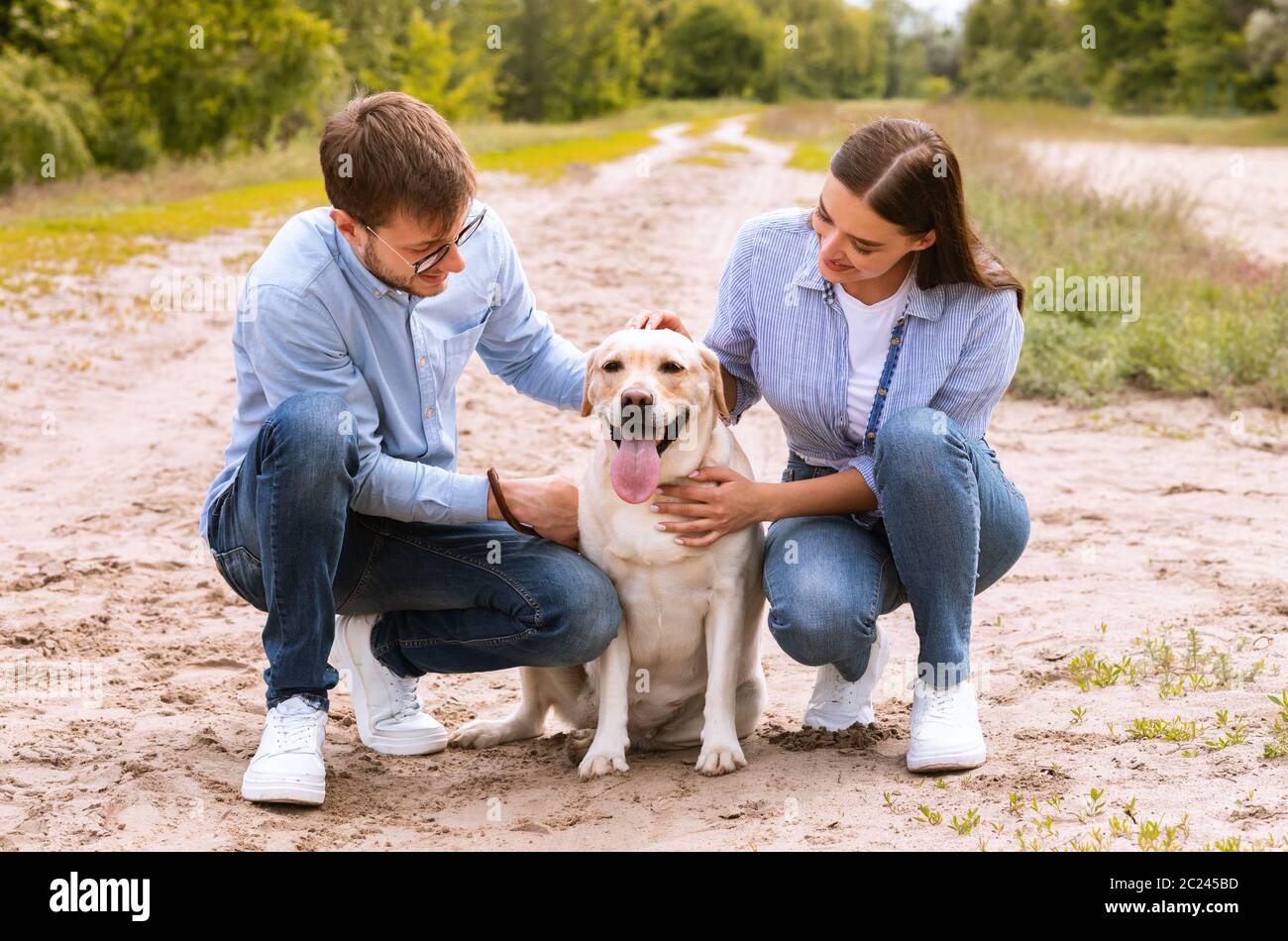 Portrait von glücklichen jungen Paar umarmt ihre schönen Hund Stockfoto