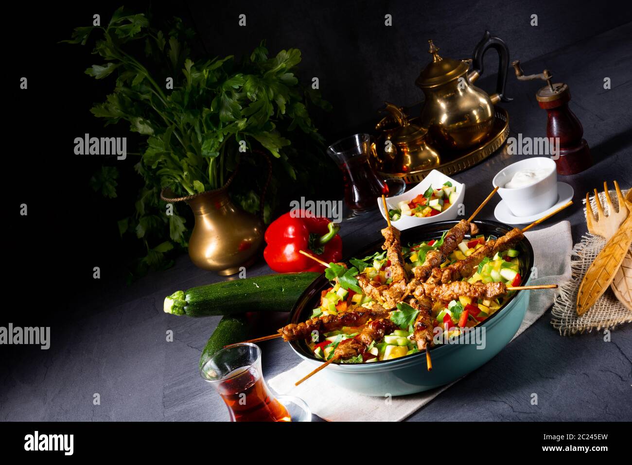 Lammkeule mit Curry-Reis und verschiedenen Gemüsen Stockfoto