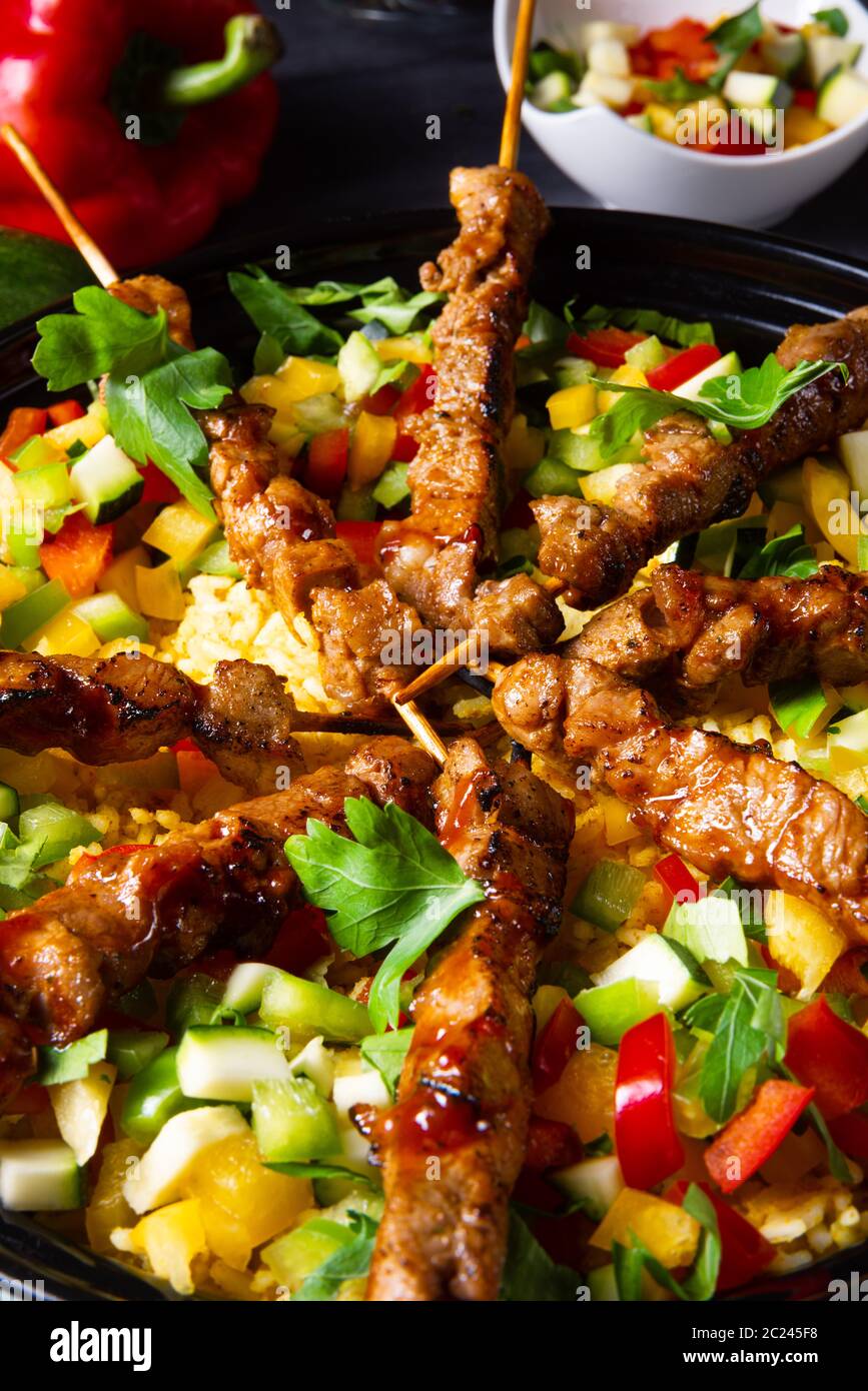 Lammkeule mit Curry-Reis und verschiedenen Gemüsen Stockfoto