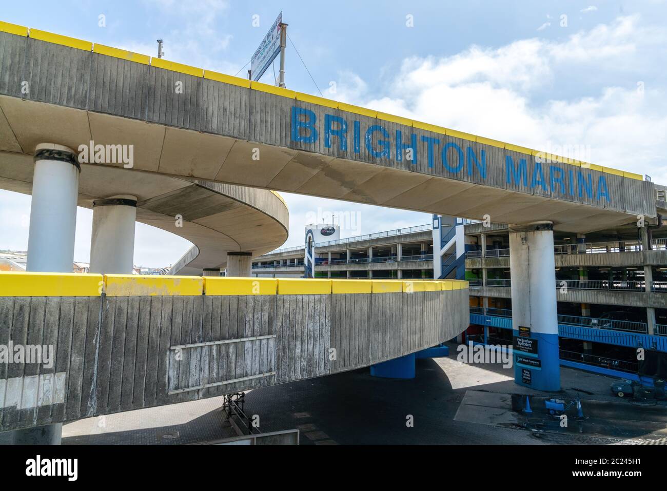 Flugüberführung von Brighton Marina. Eingang zum Parkplatz. Stockfoto