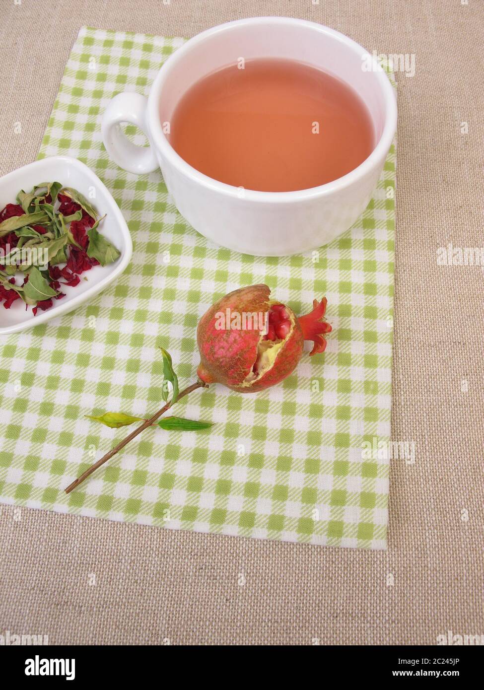 Eine Tasse Granatapfel-Früchtetee Stockfoto