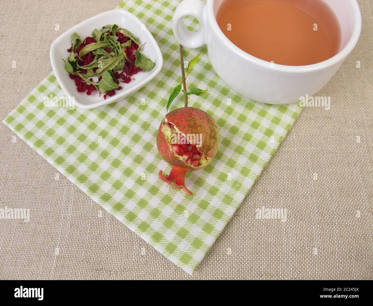 Eine Tasse Granatapfel-Früchtetee Stockfoto