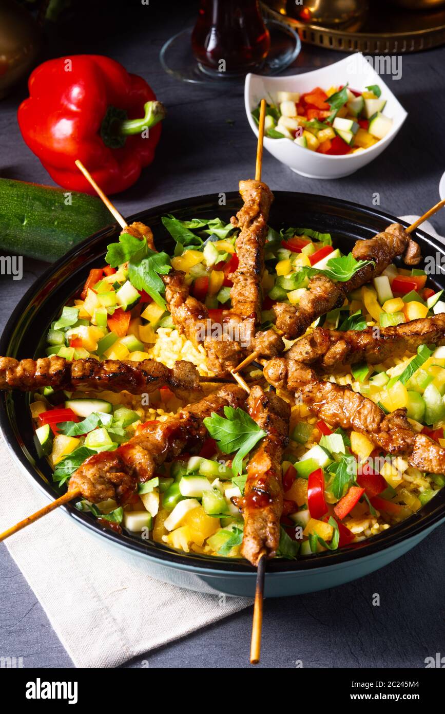 Lammkeule mit Curry-Reis und verschiedenen Gemüsen Stockfoto