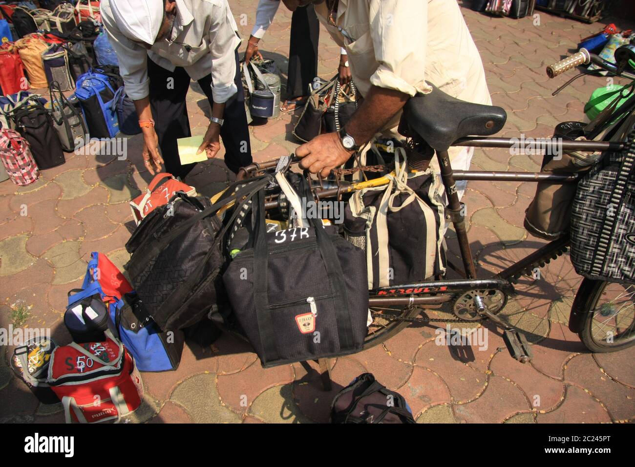 Dabbawala Lieferung von Heißnahrungsmittelboxen am Churchgate Railway Station in Mumbai (Bombay), Indien. Ein sehr effizienter traditioneller Lieferservice Stockfoto