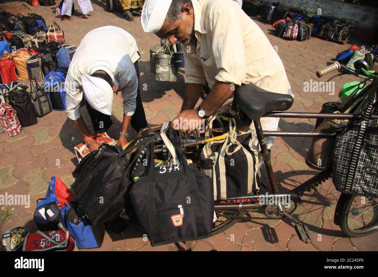 Dabbawala Lieferung von Heißnahrungsmittelboxen am Churchgate Railway Station in Mumbai (Bombay), Indien. Ein sehr effizienter traditioneller Lieferservice Stockfoto