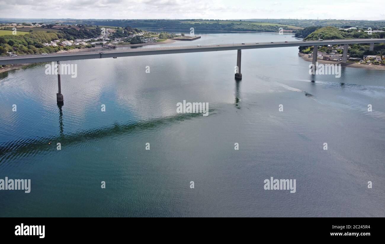 Luftaufnahme der Cleddau Bridge über die Cleddau Estuary, Pembrock Dock, Pembrokesire Wales, Großbritannien Stockfoto