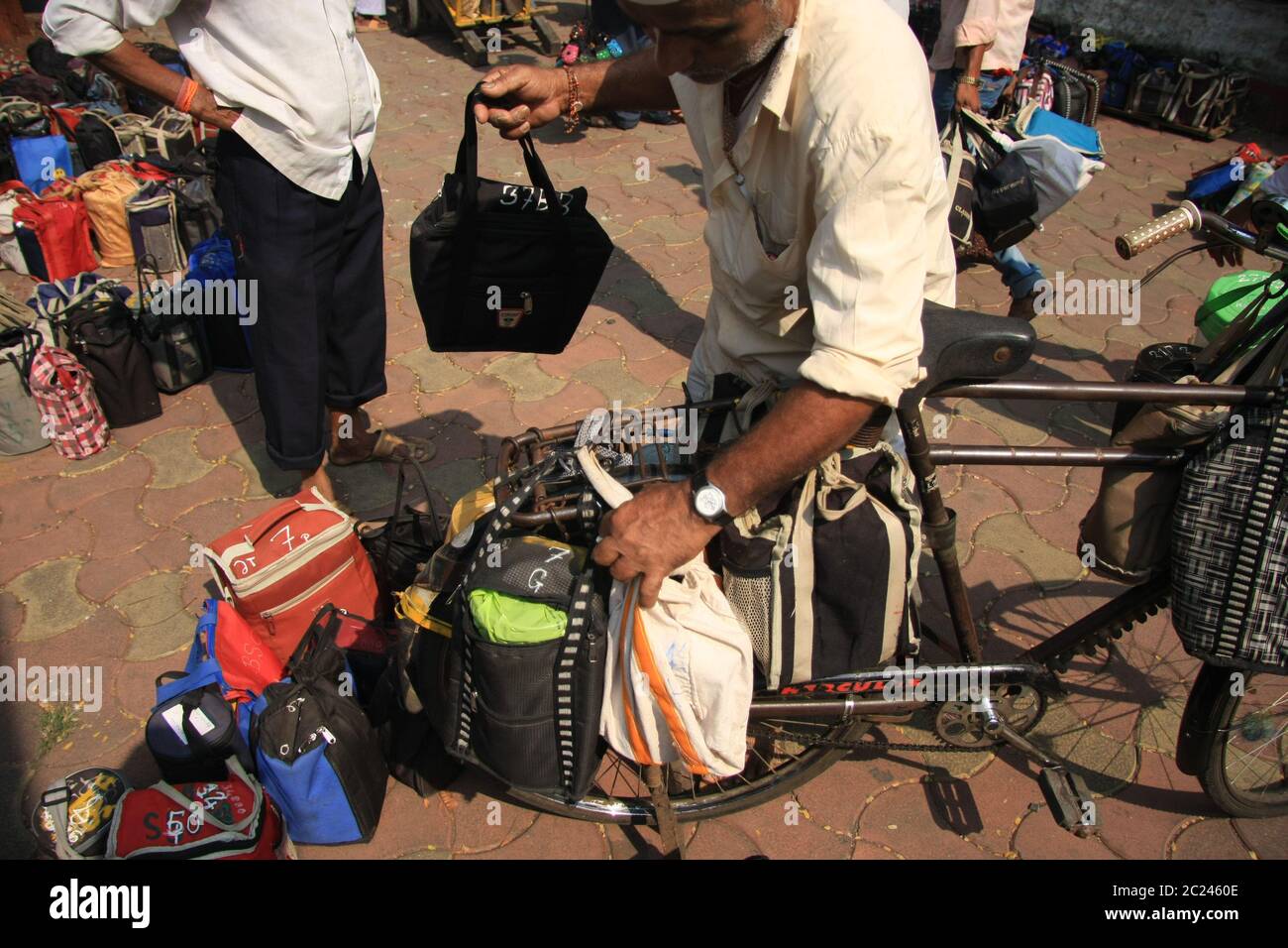 Dabbawala Lieferung von Heißnahrungsmittelboxen am Churchgate Railway Station in Mumbai (Bombay), Indien. Ein sehr effizienter traditioneller Lieferservice Stockfoto