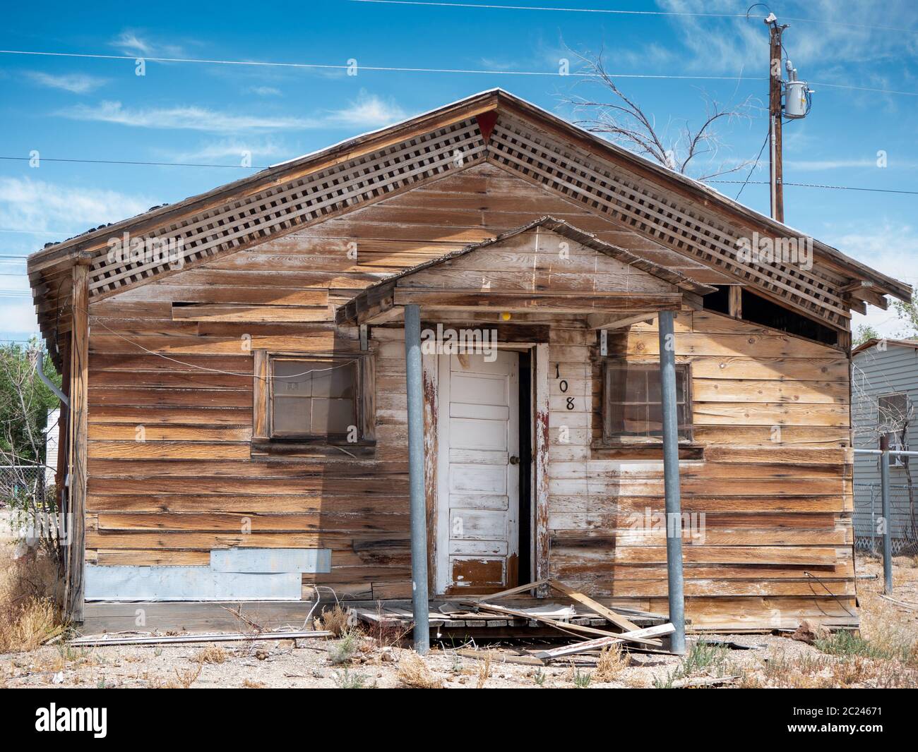 Beatty, Nevada, 13. Juni 2020: Veranda und Eingang des historischen Hauses in Verfall Stockfoto