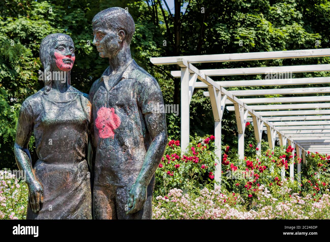 Stadtpark mit Liebhabern und Rosen in Berlin, Deutschland Stockfoto