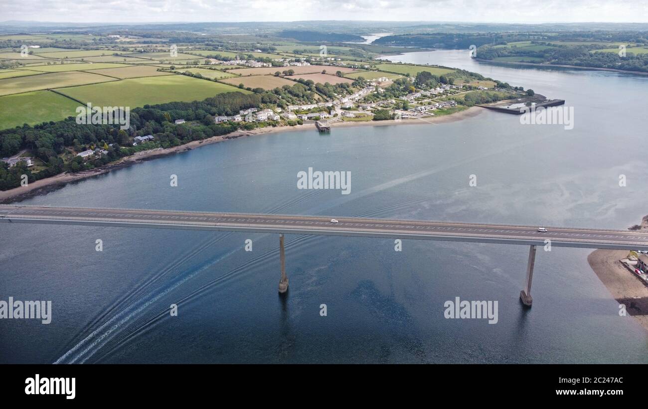 Luftaufnahme der Cleddau Bridge über die Cleddau Estuary, Pembrock Dock, Pembrokesire Wales, Großbritannien Stockfoto