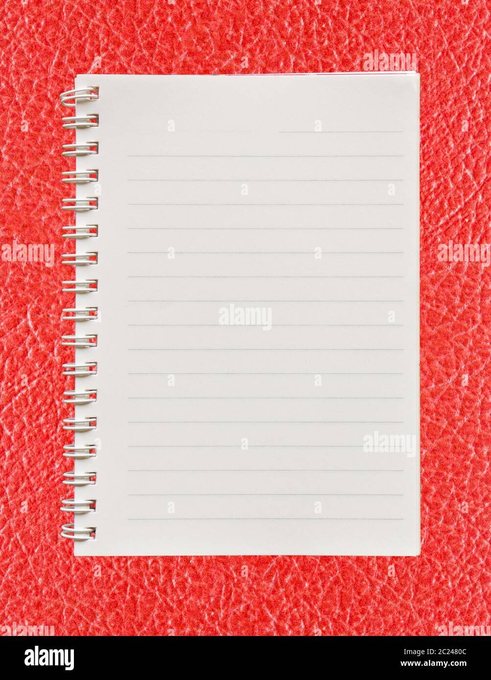 Leeres Papier mit rotem Lederhintergrund Stockfoto