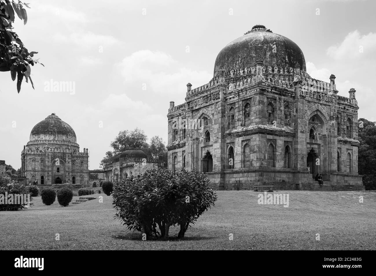 Delhi, Uttar Pradesh, Indien. Bara Gumbad, oder große Kuppel, an einem Sommermorgen von Bäumen und Rasenflächen unter blauen bewölkten Himmel in Delhi, Uttar P umgeben Stockfoto