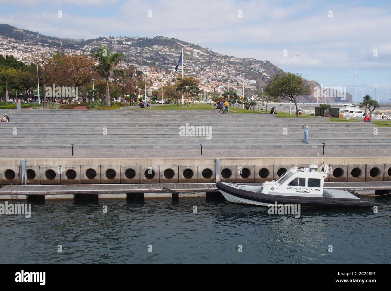 Ein Boot der portugiesischen Seebehörde, das im Hafen von funchal neben dem öffentlichen Park festgemacht ist Stockfoto