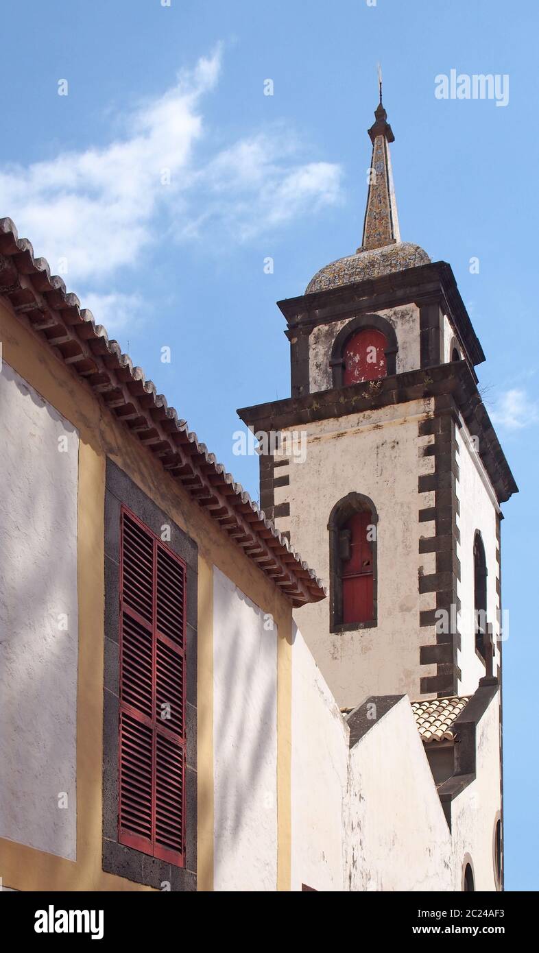 Der Turm der São Pedro Kirche in funchal ein historisches Gebäude aus dem 17. Jahrhundert auf madeira, das für die farbigen Fliesen auf dem Turm bekannt ist Stockfoto