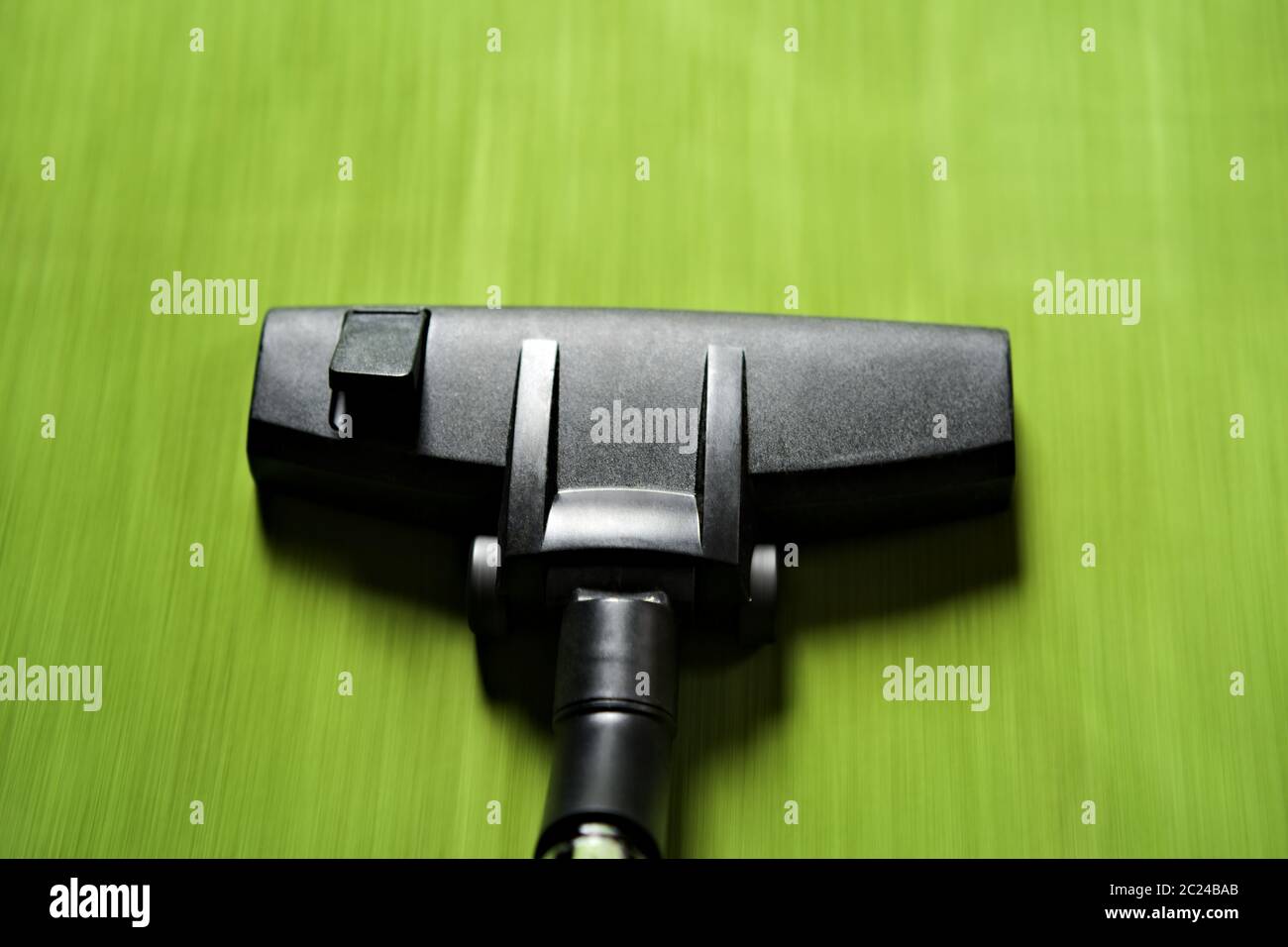 Staub auf Teppichböden mit Staubsauger absaugen und reinigen, sauber absaugen Stockfoto