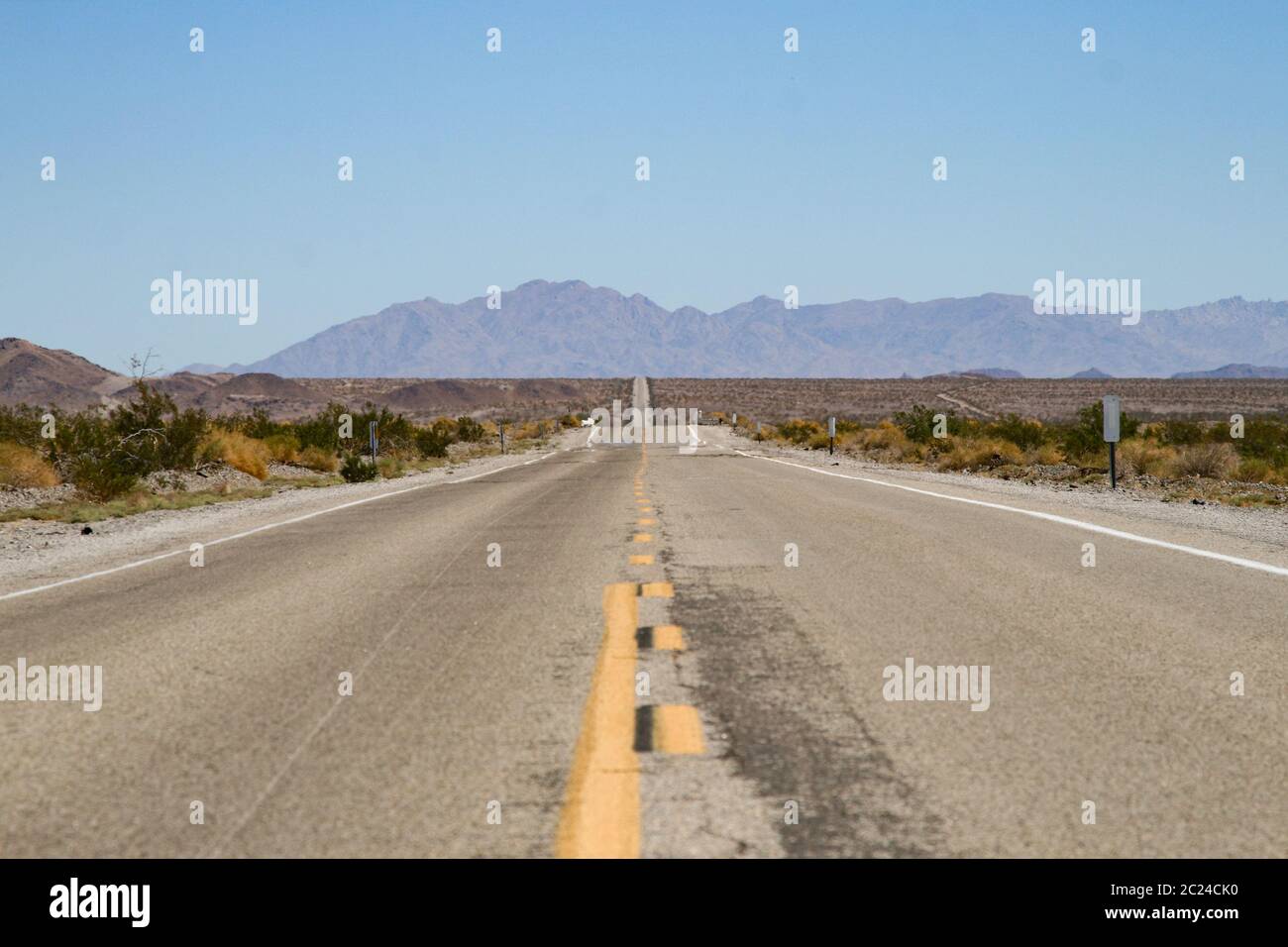 Gerade Straße führt in unendlichen Raum Stockfoto