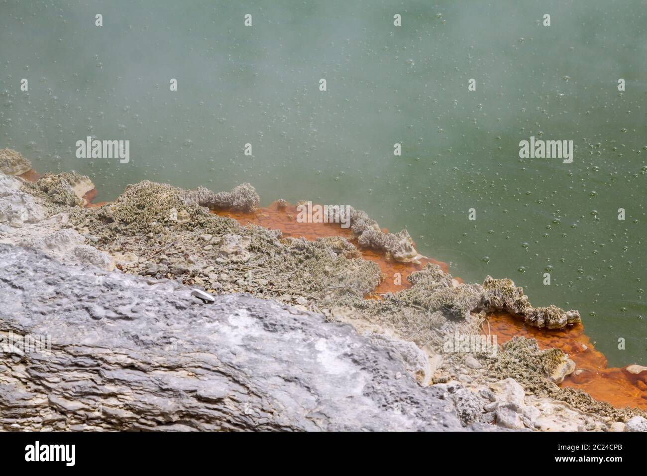 Kochendes Wasser macht Blasen in See Quelle Stockfoto